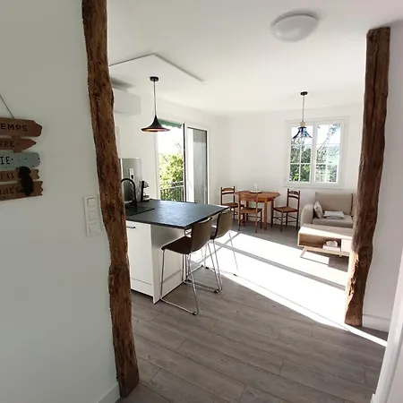 Holiday home Maison Calme Et Arbore A Sur Ciel