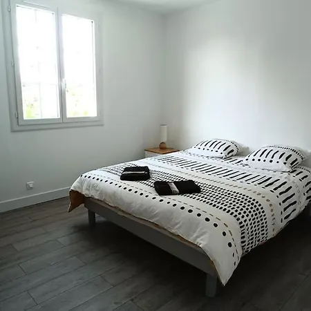 Maison Calme Et Arbore A Sur Ciel *