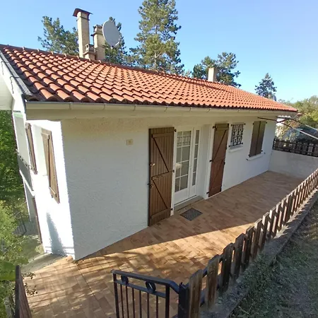 Maison Calme Et Arbore A Sur Ciel