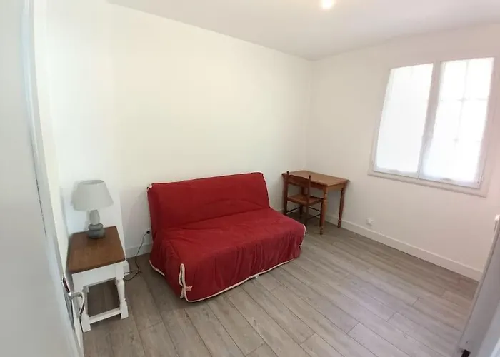 Maison Calme Et Arbore A Sur Ciel