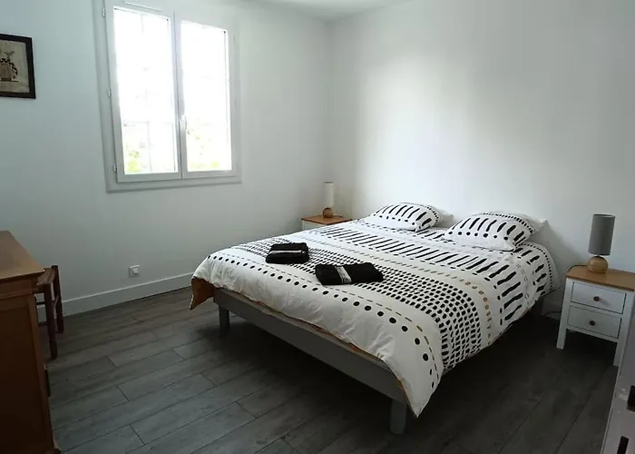 Maison Calme Et Arbore A Sur Ciel *