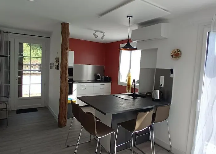 Дом отдыха Maison Calme Et Arbore A Sur Ciel