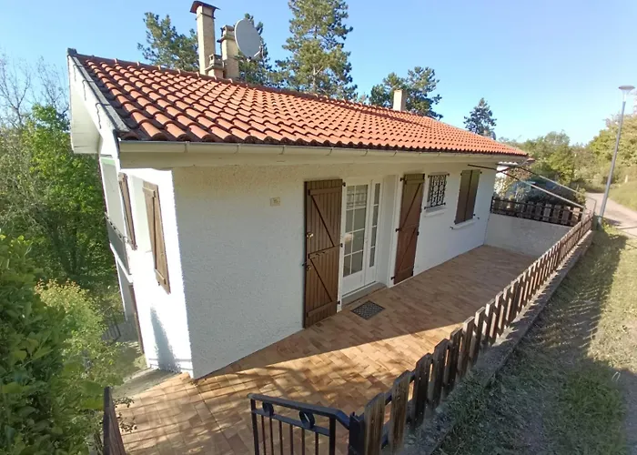 Maison Calme Et Arbore A Sur Ciel